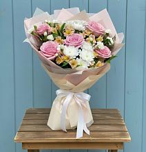 Букет цветов из:  Гвоздики, Орхидеи и Розы в Нововаршавке