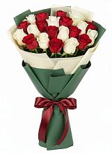 Букет Микс из красных и белых роз в Нововаршавке