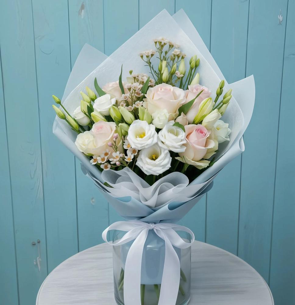 Букет цветов из: Розы и Лизиантусы в Нововаршавке