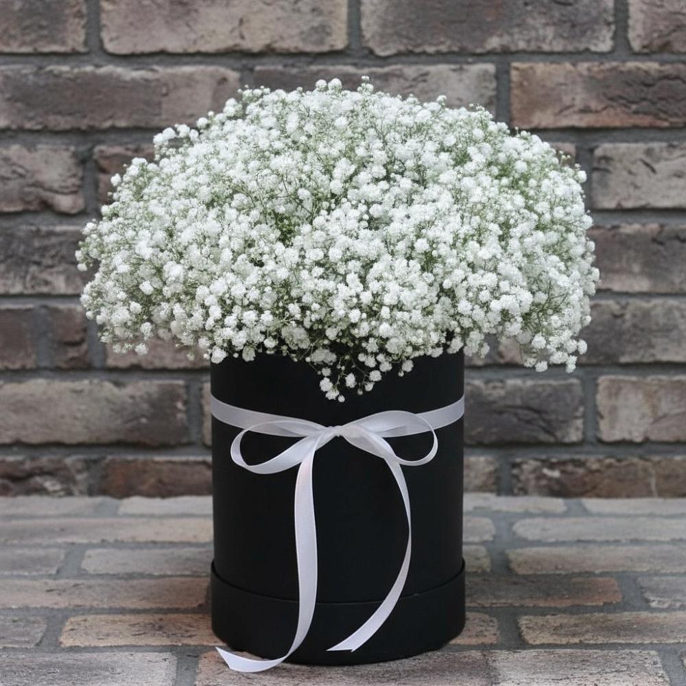 Цветочная композиция из Гипсофила в шляпной коробке в Нововаршавке