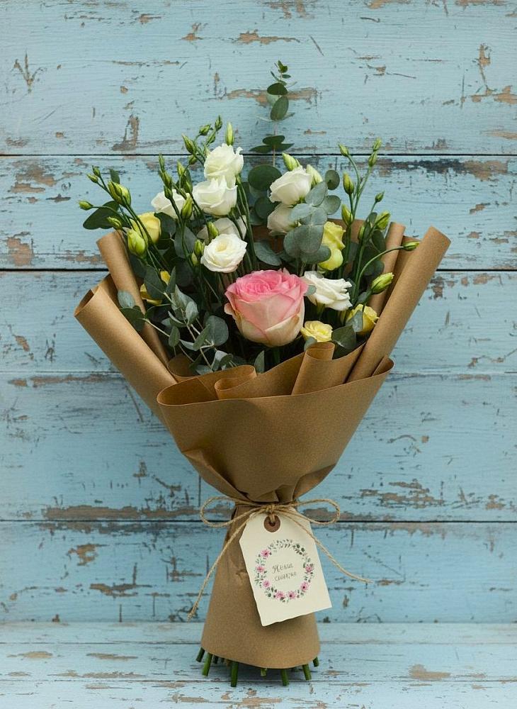 Букет цветов из: Розы и Лизиантусы в Нововаршавке