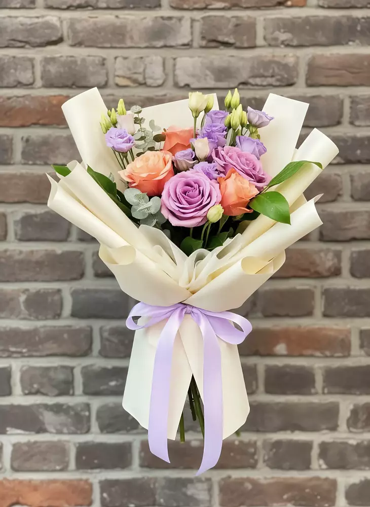 Букет цветов из: Лизиантусы и Розы в Нововаршавке