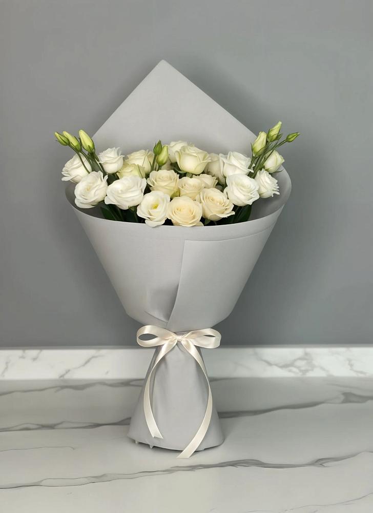 Букет цветов из: Розы и Лизиантусы в Нововаршавке