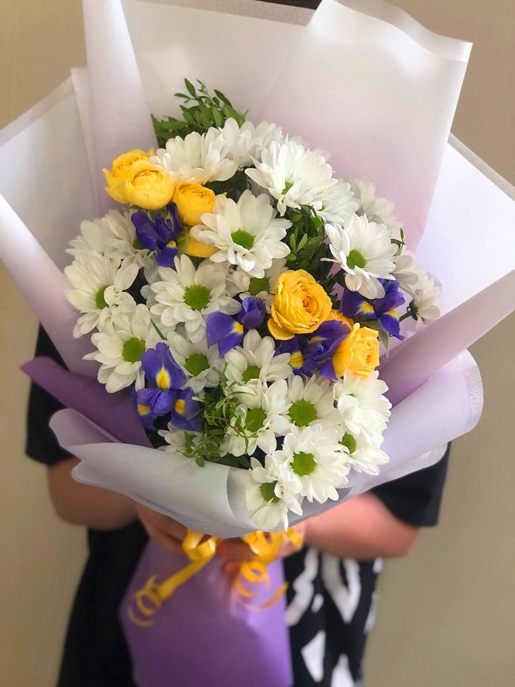 Букет цветов из: Ирисы, Хризантемы и Розы в Нововаршавке