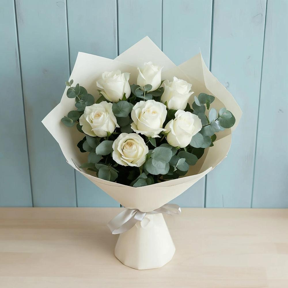Букет Белые розы в Эвкалипте в Нововаршавке