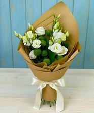 Букет цветов из:  Хризантемы и Лизиантусы в Нововаршавке