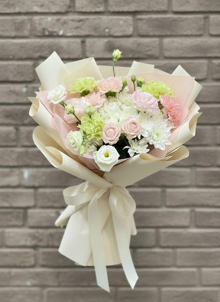 Букет цветов из: Гвоздики, Розы, Лизиантусы и Хризантемы в Нововаршавке