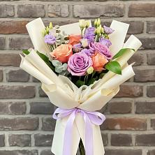 Букет цветов из:  Лизиантусы и Розы в Нововаршавке