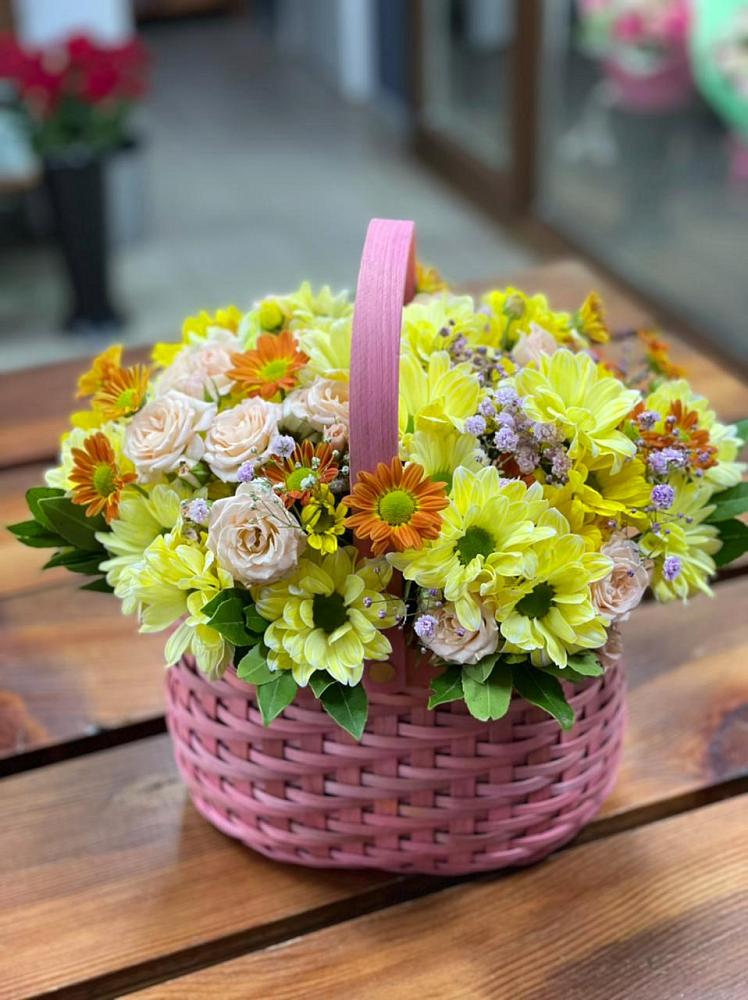 Цветочная композиция из Хризантемы и Розы в корзине в Нововаршавке