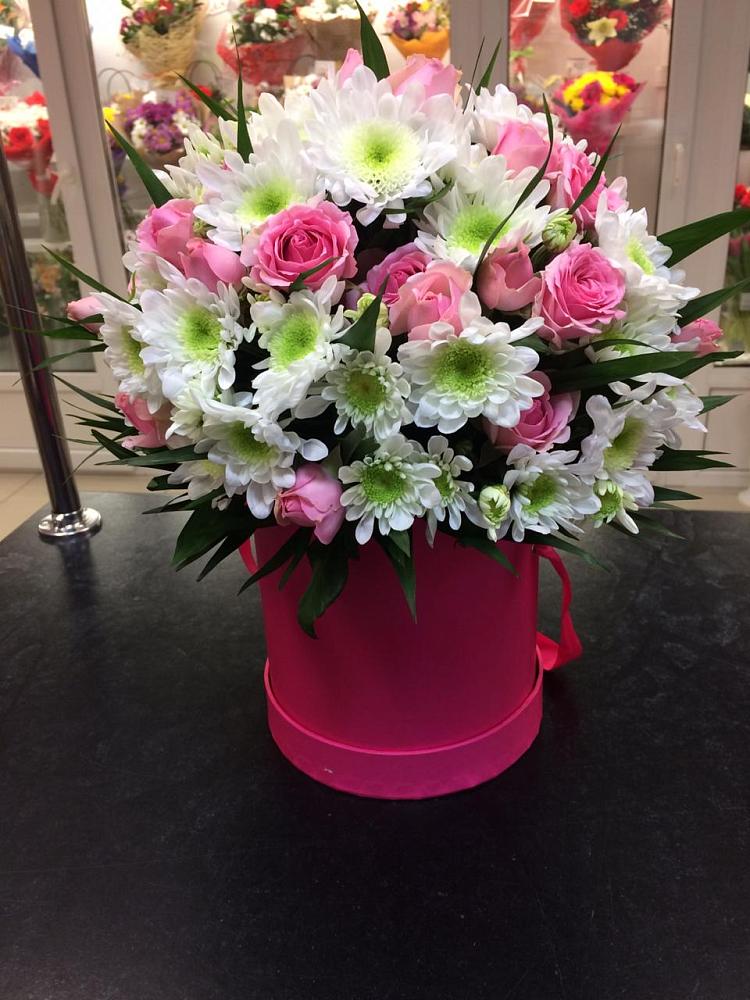 Цветочная композиция из Розы и Хризантемы в шляпной коробке в Нововаршавке