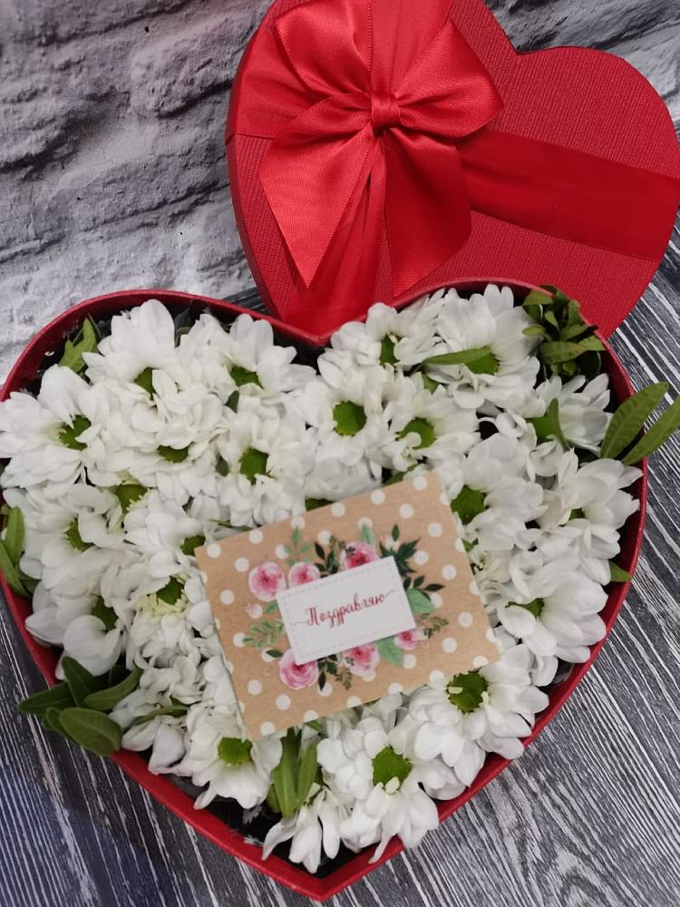 Цветочная композиция из Хризантемы в виде сердца в Нововаршавке