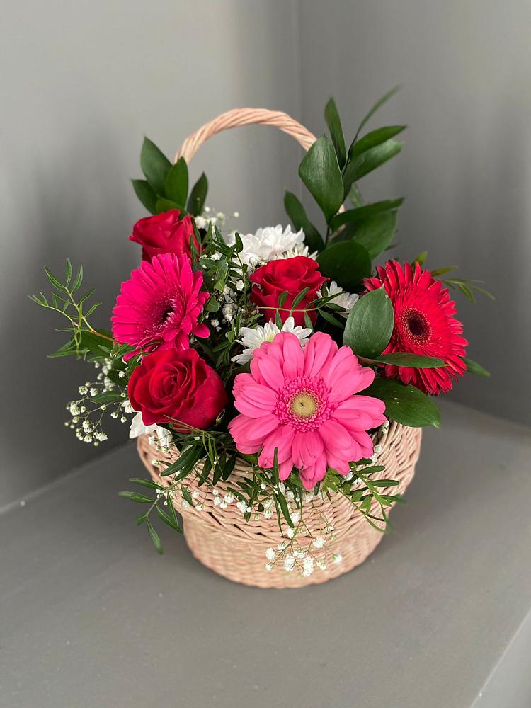 Цветочная композиция из Розы, Хризантемы и Герберы в корзине в Нововаршавке