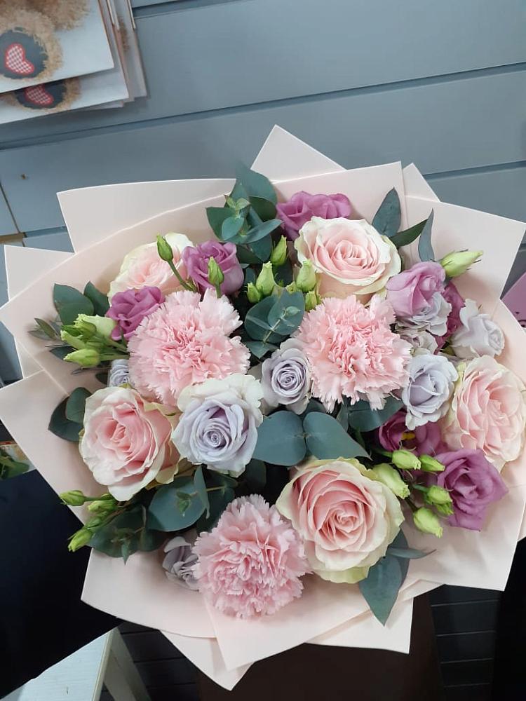 Букет цветов из: Розы, Гвоздики и Лизиантусы в Нововаршавке