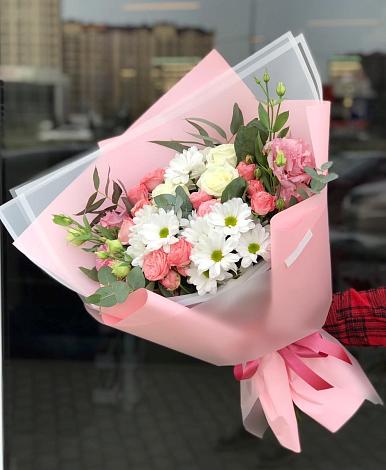 Букет цветов из: Розы, Лизиантусы и Хризантемы в Нововаршавке