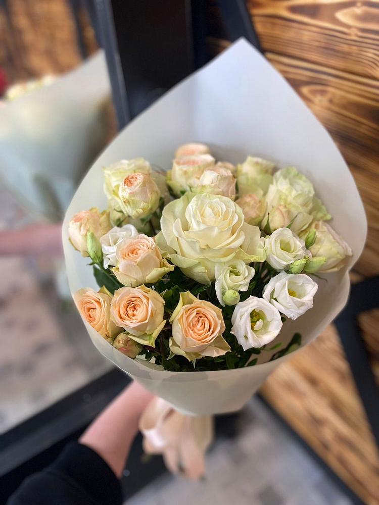 Букет цветов из: Розы и Лизиантусы в Нововаршавке