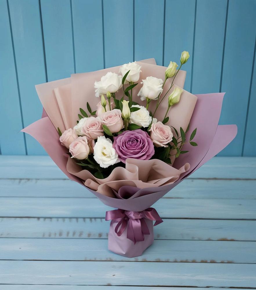 Букет цветов из: Розы и Лизиантусы в Нововаршавке